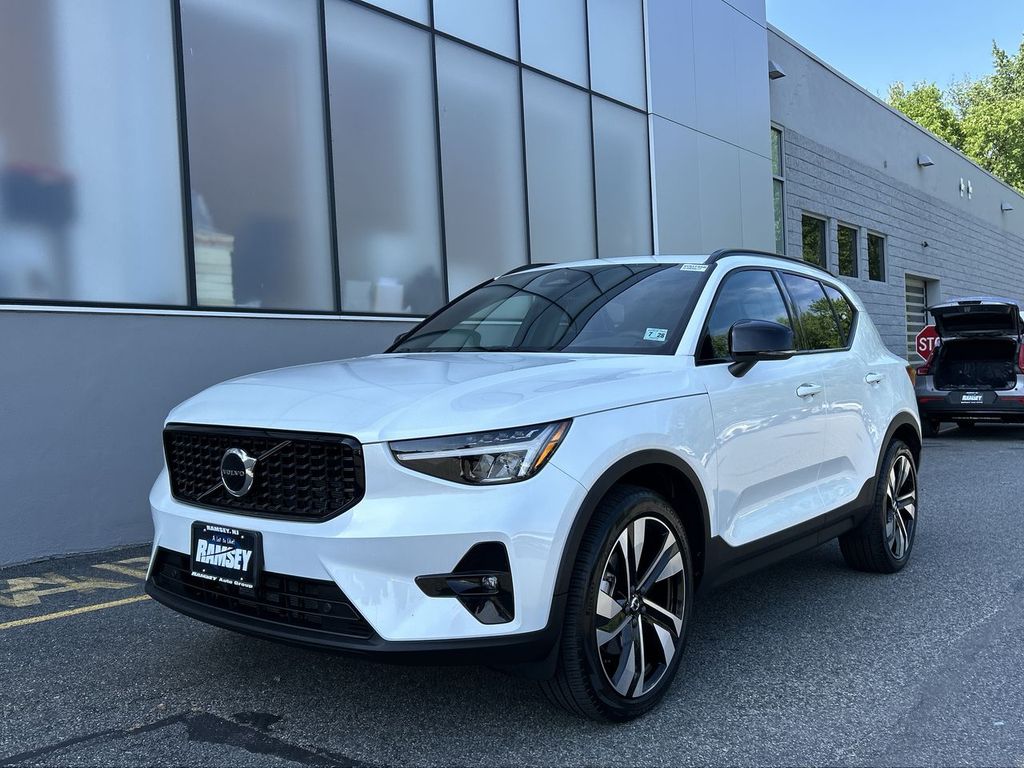 2023 Volvo XC40 B5 Plus Dark AWD's photo
