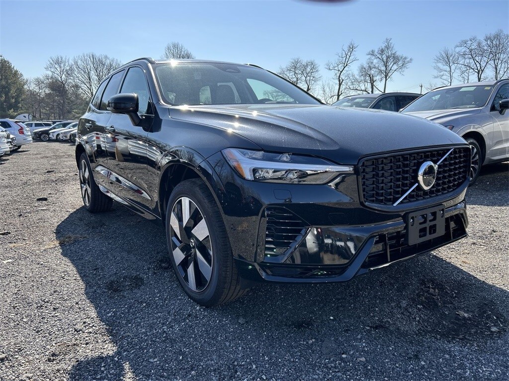 2025 Volvo XC60 Hybrid T8 Plus photo 2