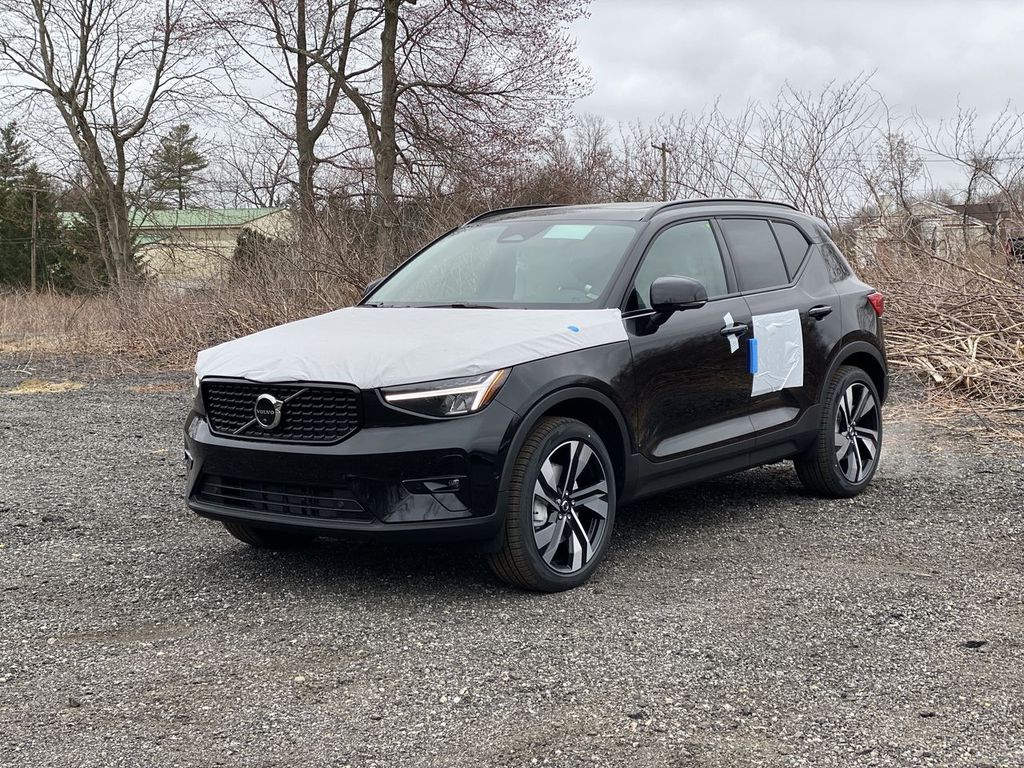 2023 Volvo XC40 B5 Plus Dark AWD's photo