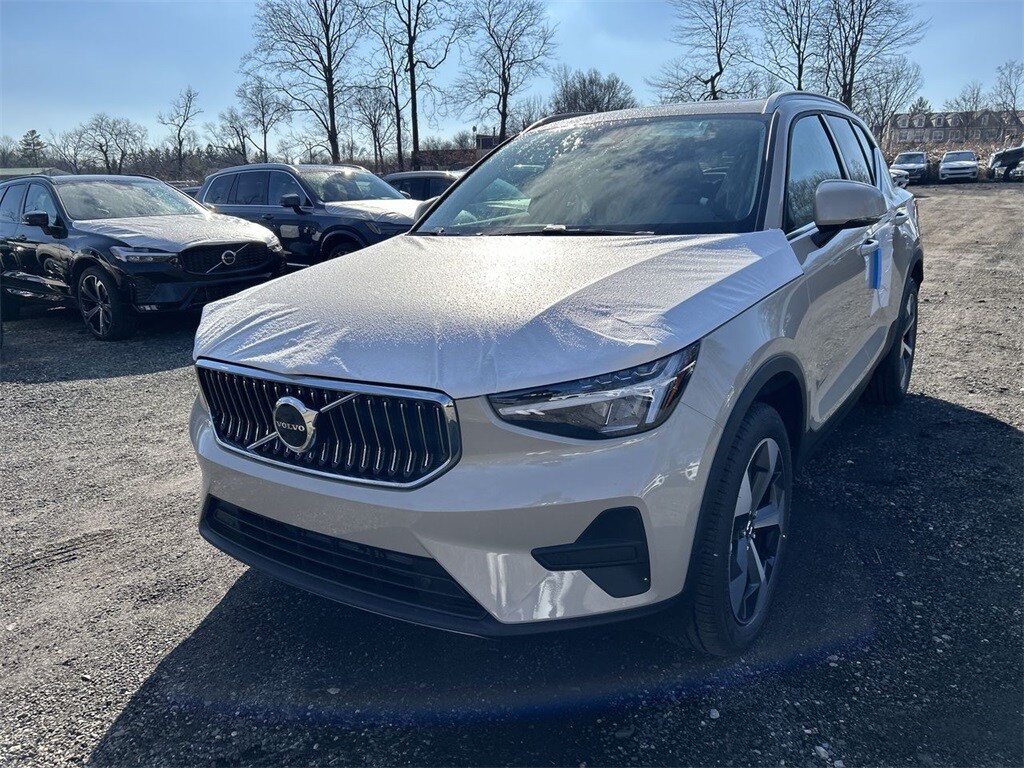 2025 Volvo XC40 Core photo 4