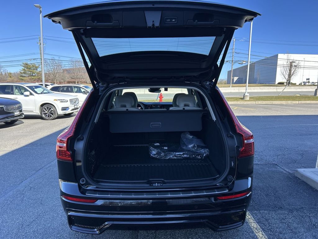 2025 Volvo XC60 Core - Photo 17