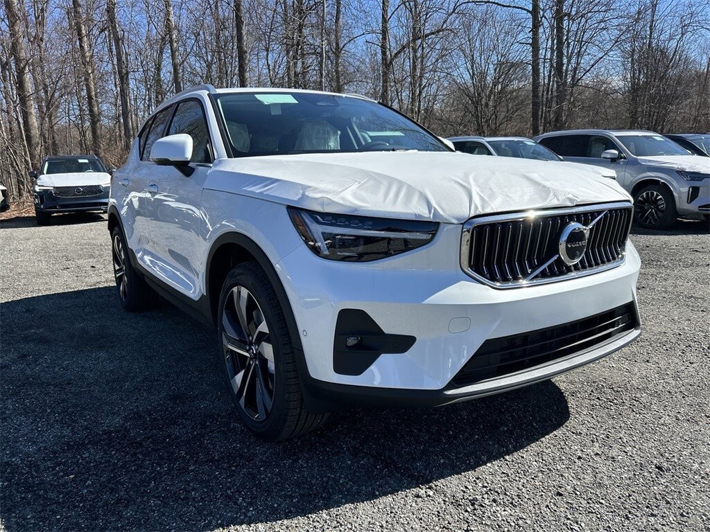 2025 Volvo XC40 photo 2