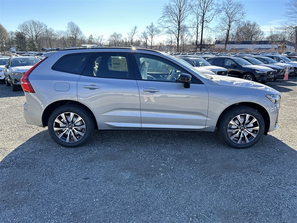 2025 Volvo XC60 B5 Core photo 4