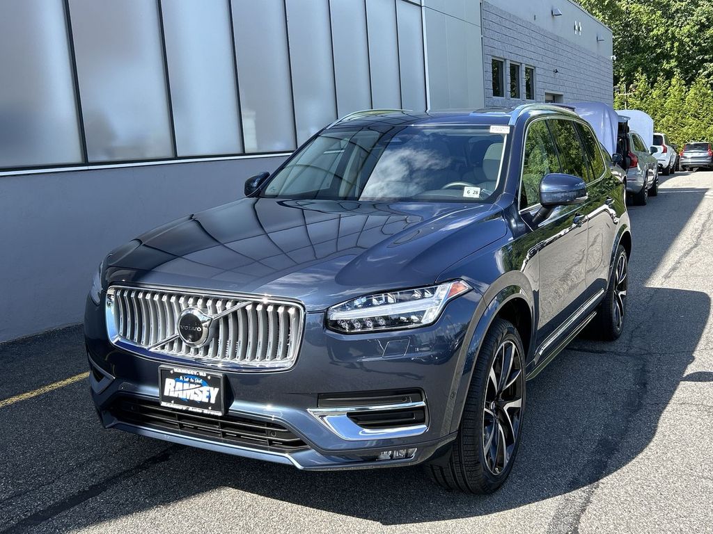 2023 Volvo XC90 B5 Plus 4WD's photo