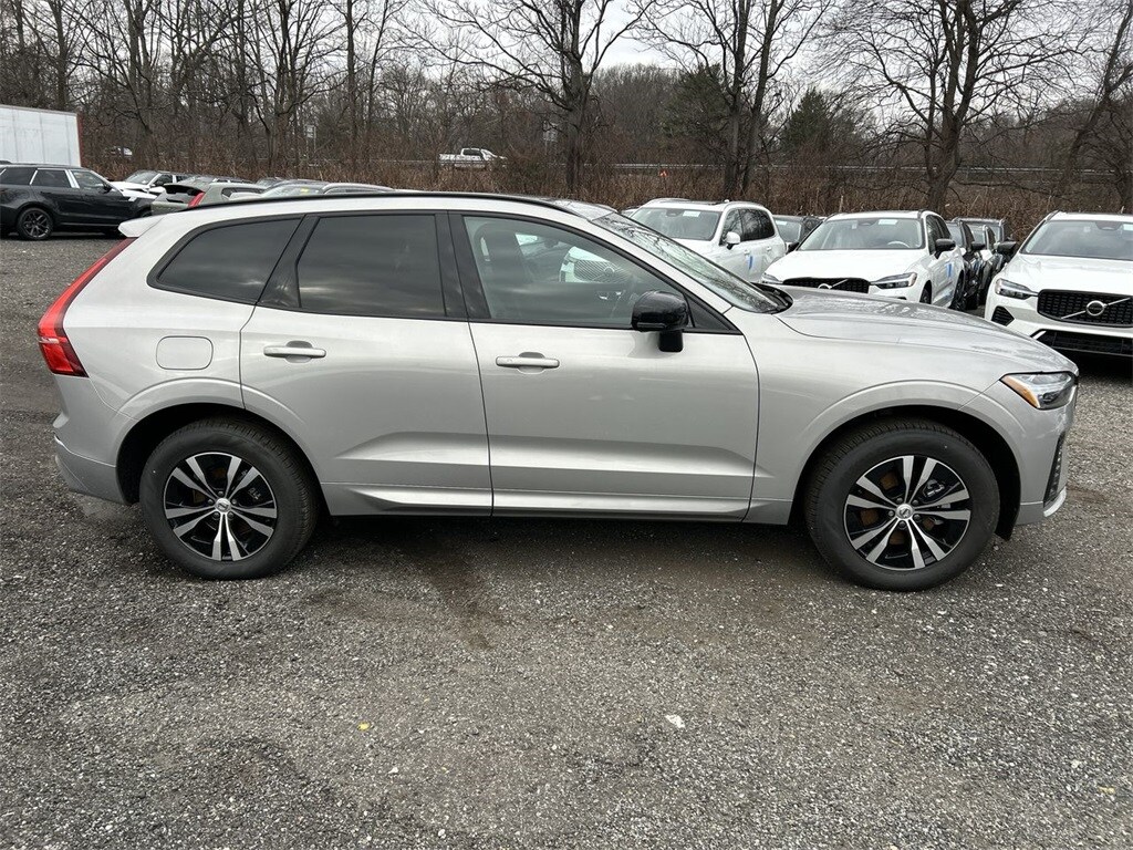 2025 Volvo XC60 B5 Core photo 4