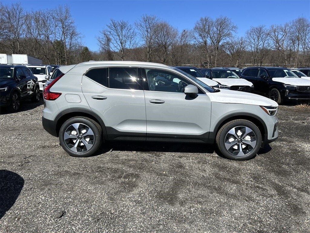 2025 Volvo XC40 Core photo 4