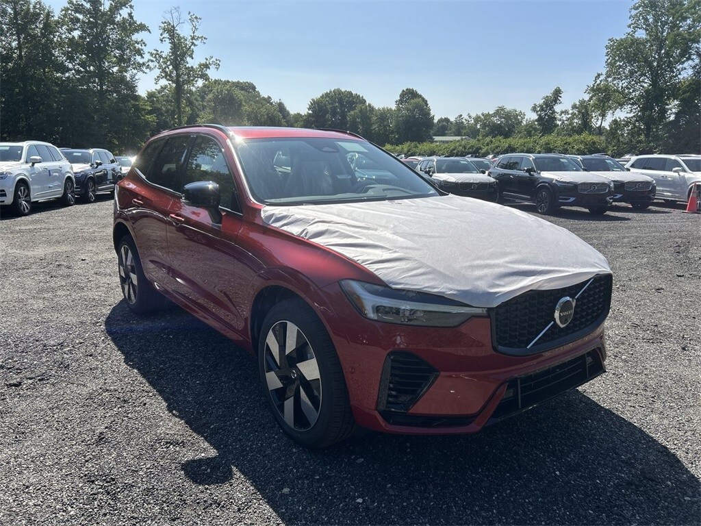 2025 Volvo XC60 Hybrid T8 Plus photo 2