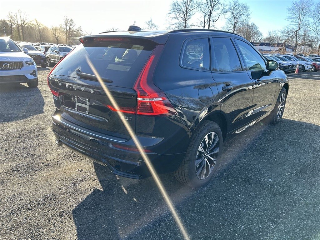 2025 Volvo XC60 B5 Core photo 3