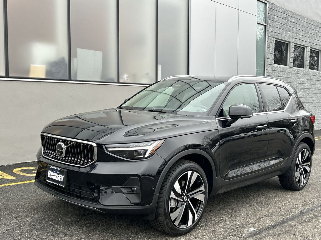 2025 Volvo XC40