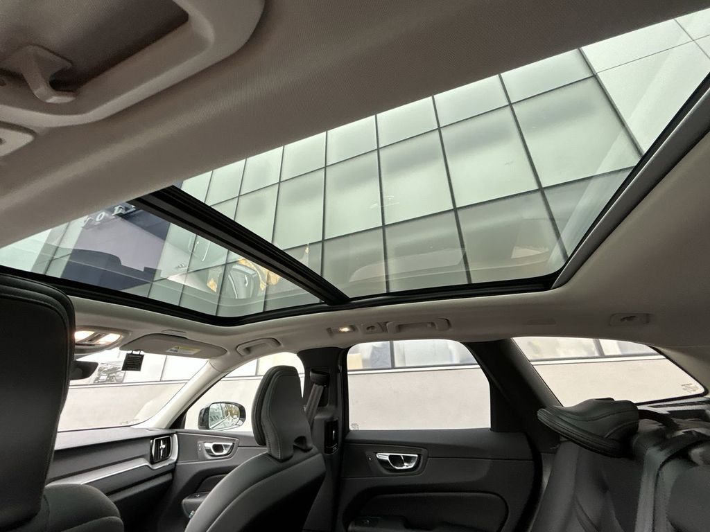 2025 Volvo XC60 Core - Photo 14