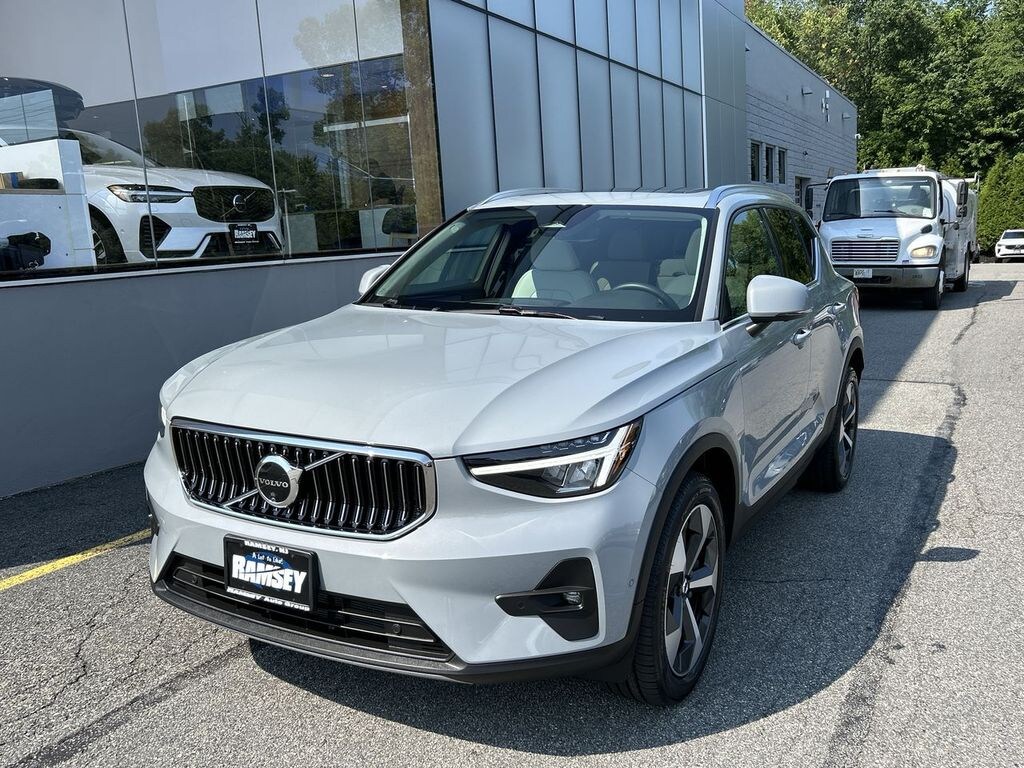 Certified 2025 Volvo XC40 B5 Plus Bright Theme SUV