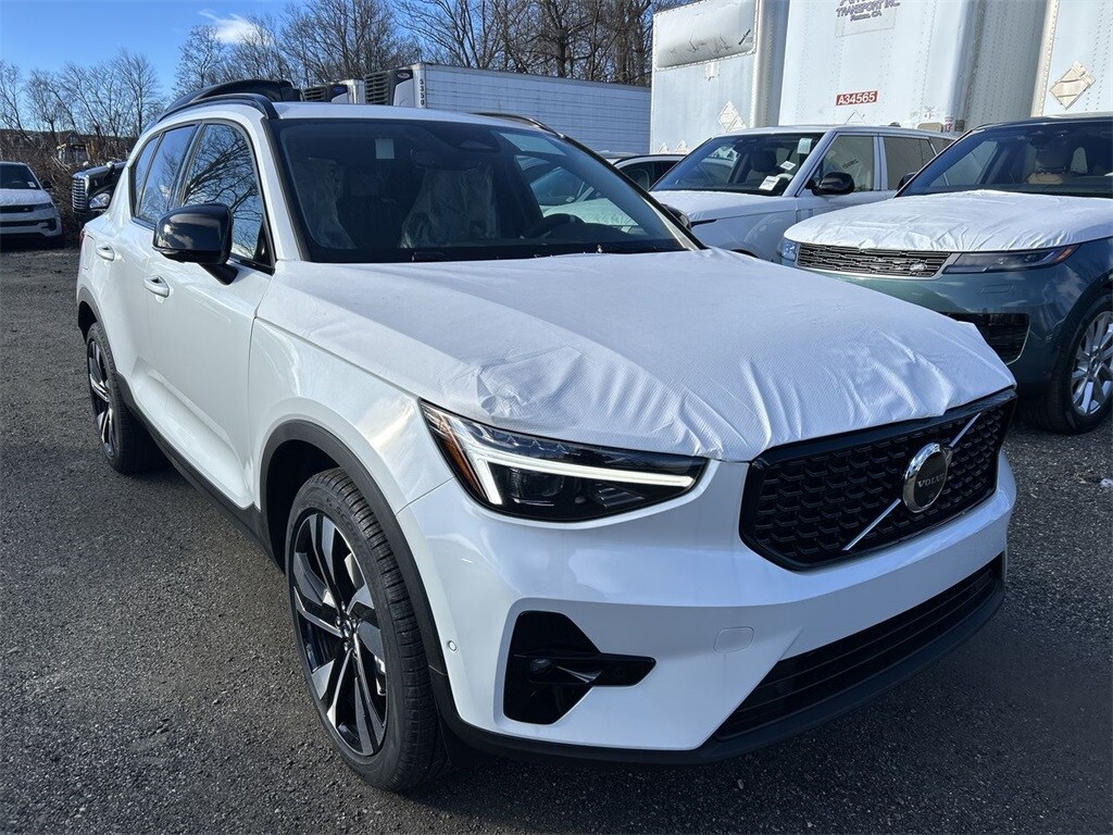 2025 Volvo XC40 Plus photo 2