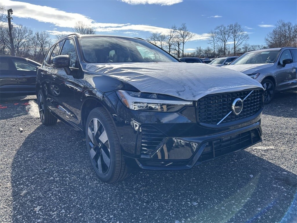 2025 Volvo XC60 Hybrid T8 Plus photo 2