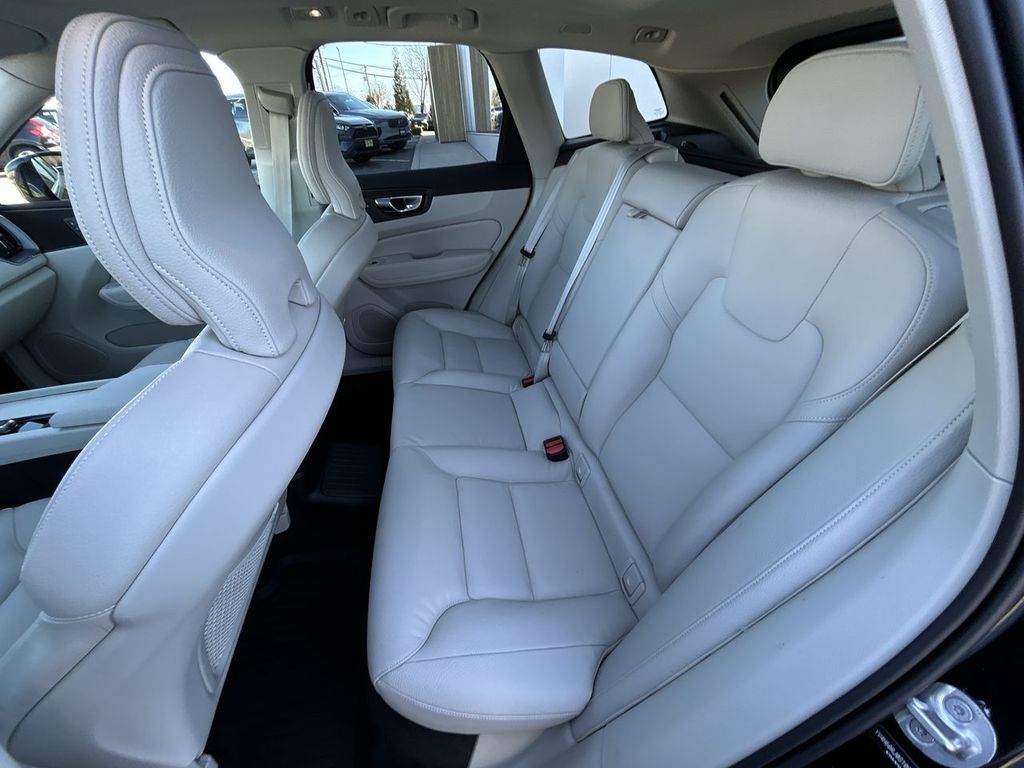 2025 Volvo XC60 Core - Photo 13