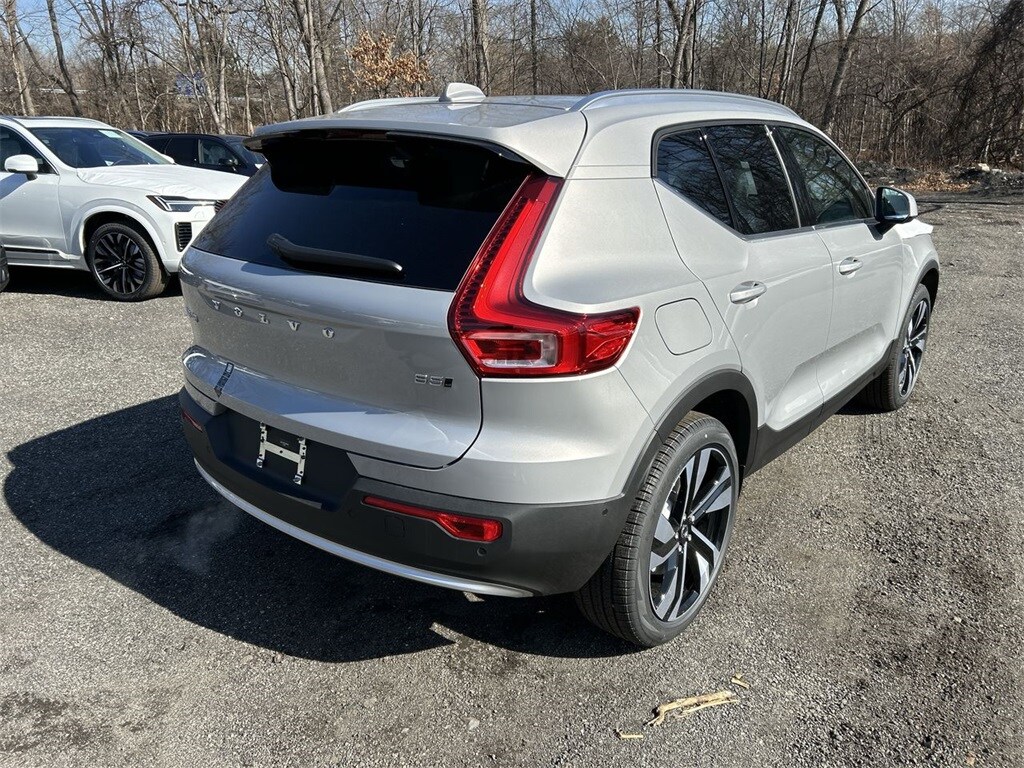 2025 Volvo XC40 photo 3
