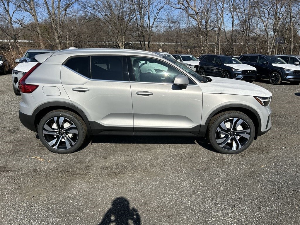 2025 Volvo XC40 photo 4
