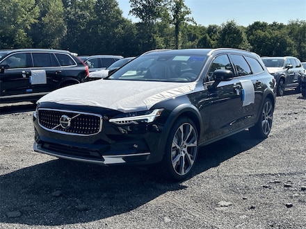 2025 Volvo V90 Cross Country B6 Ultra Wagon