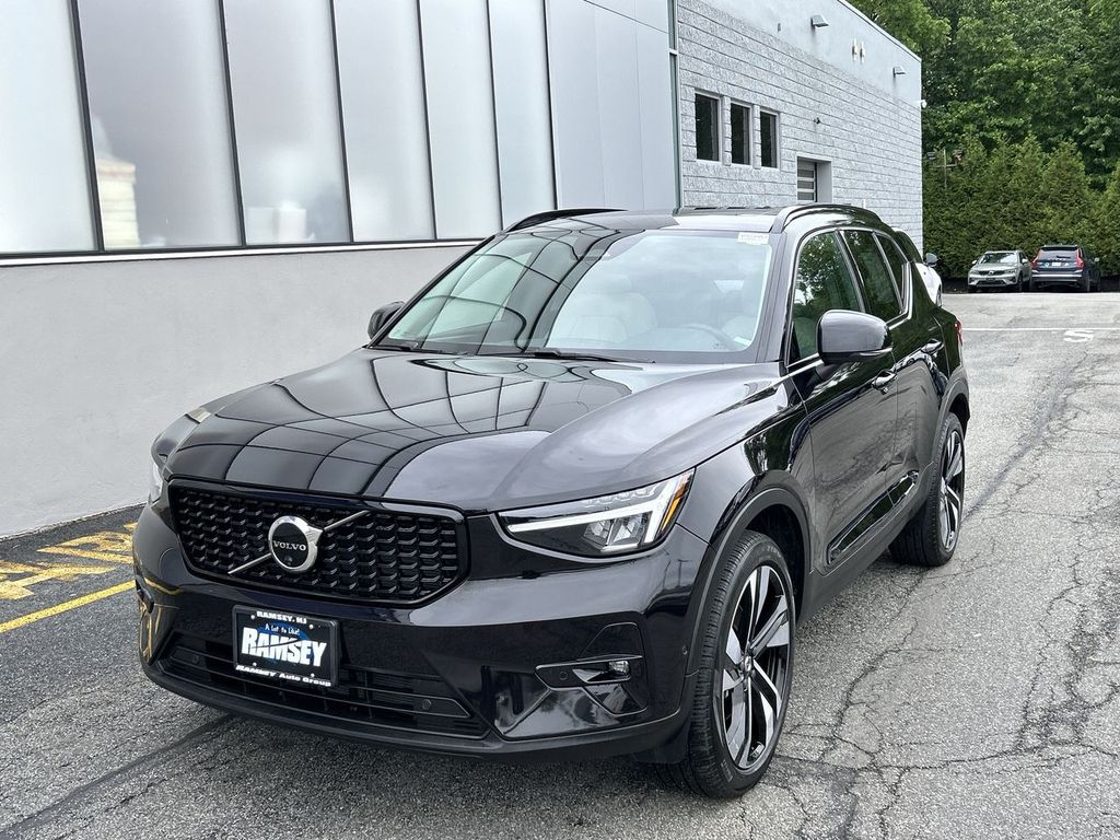 2023 Volvo XC40 B5 Plus Dark AWD's photo