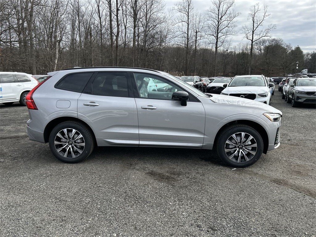 2025 Volvo XC60 B5 Core photo 4