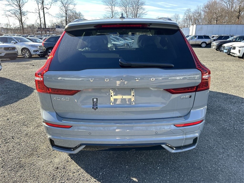 2025 Volvo XC60 B5 Core photo 2