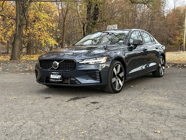 2024 Volvo S60 plug-in hybrid T8 Plus Dark Sedan