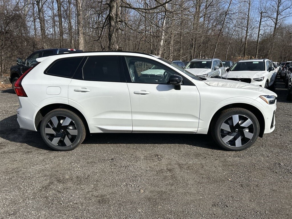 2025 Volvo XC60 Hybrid T8 Plus photo 3