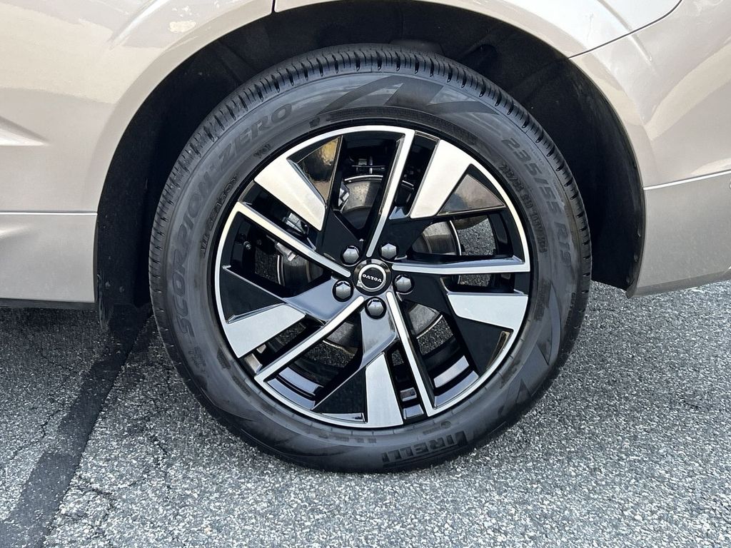 2026 Volvo XC60 Plus - Photo 11
