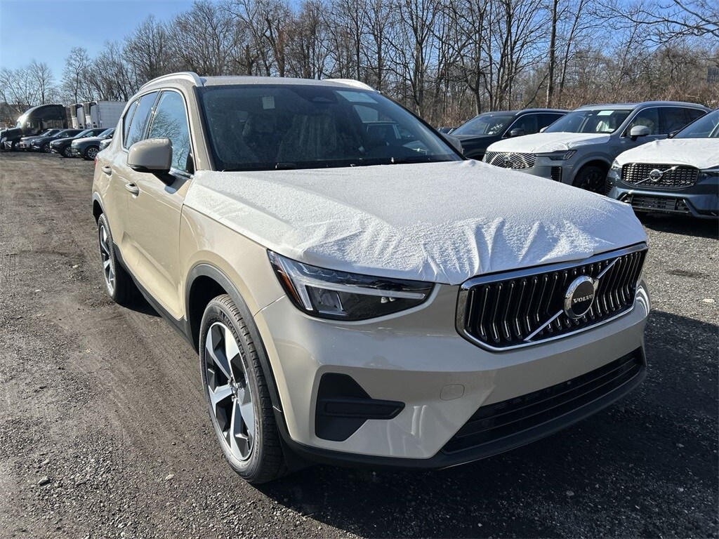 2025 Volvo XC40 Core photo 2