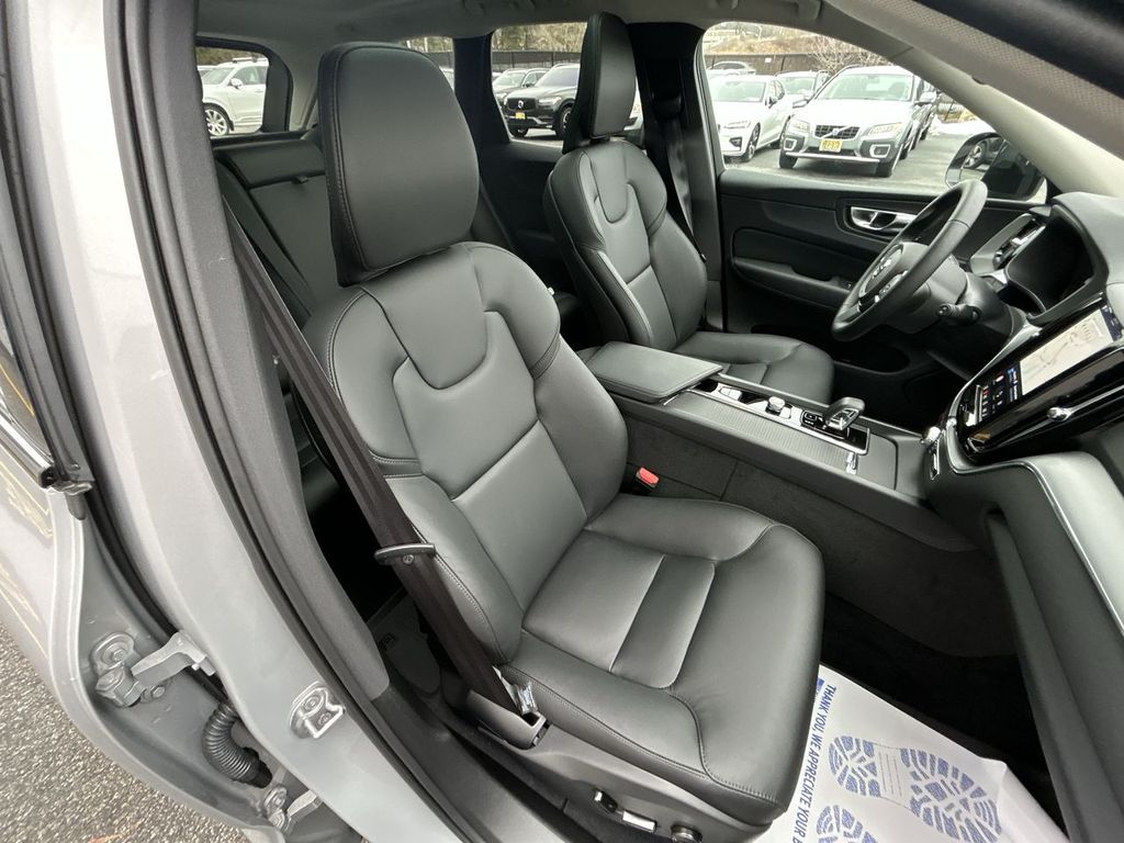2025 Volvo XC60 Core - Photo 15