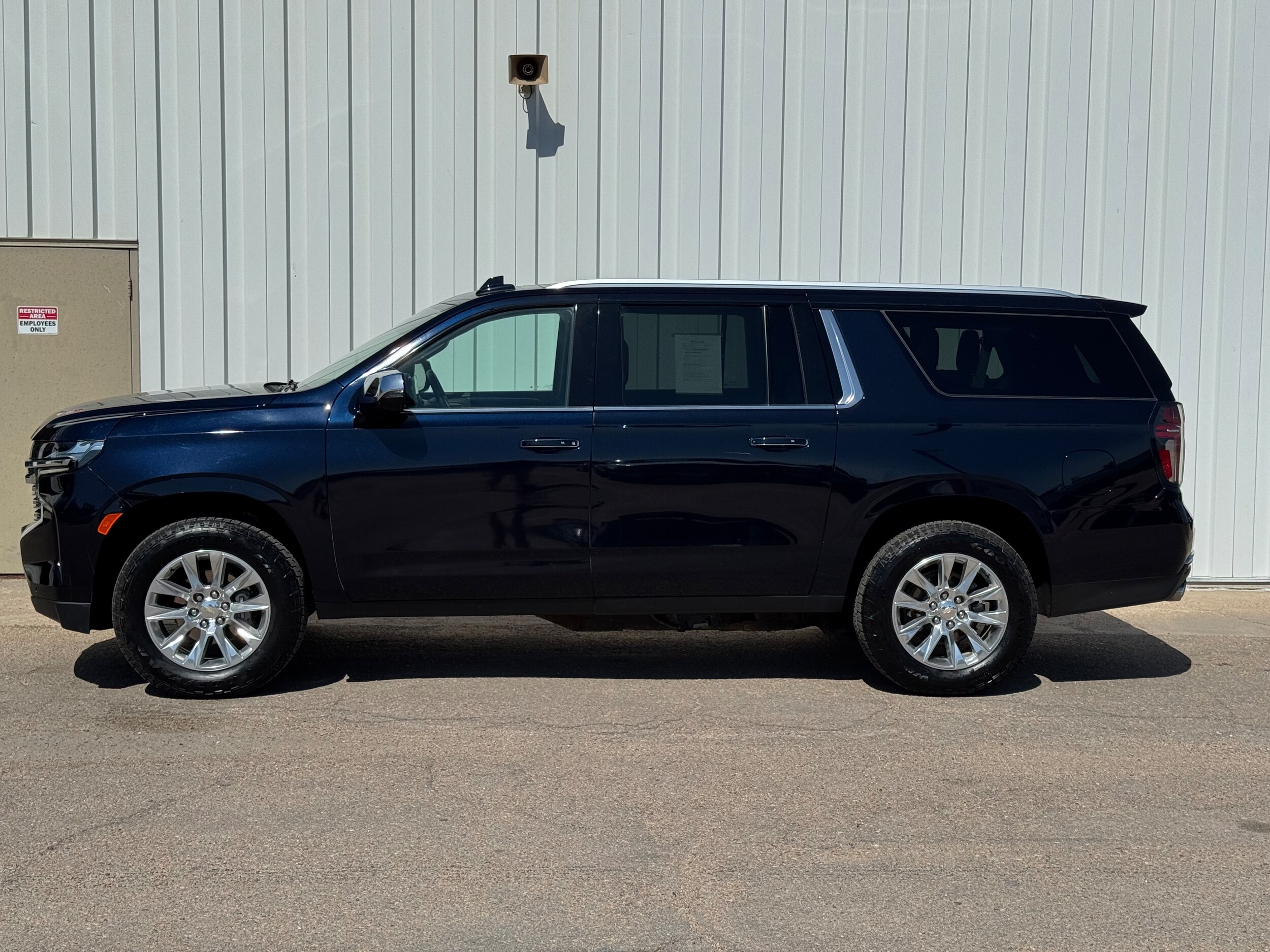 2023 Chevrolet Suburban Premier photo 2