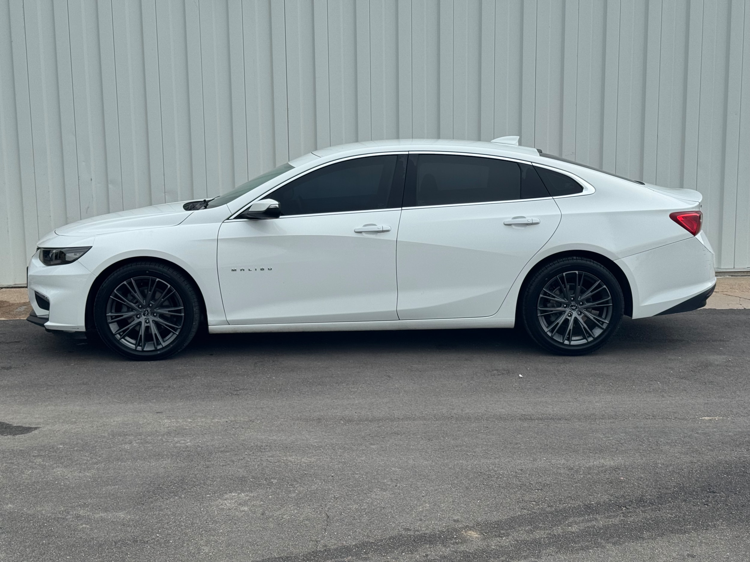 Used 2018 Chevrolet Malibu 1LT with VIN 1G1ZD5ST2JF213376 for sale in Broken Bow, NE