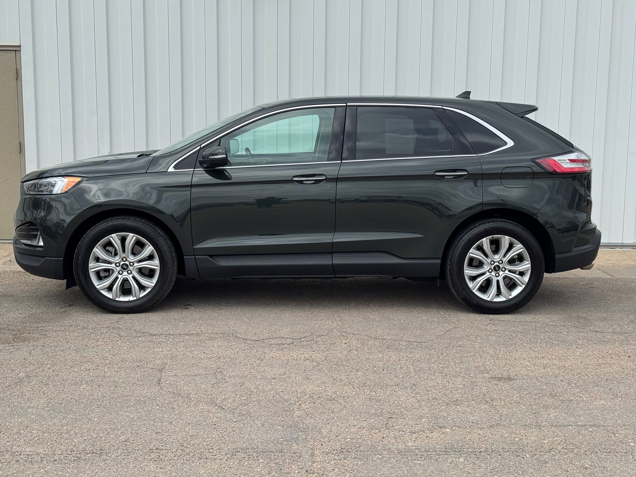 2024 Ford Edge Titanium photo 2