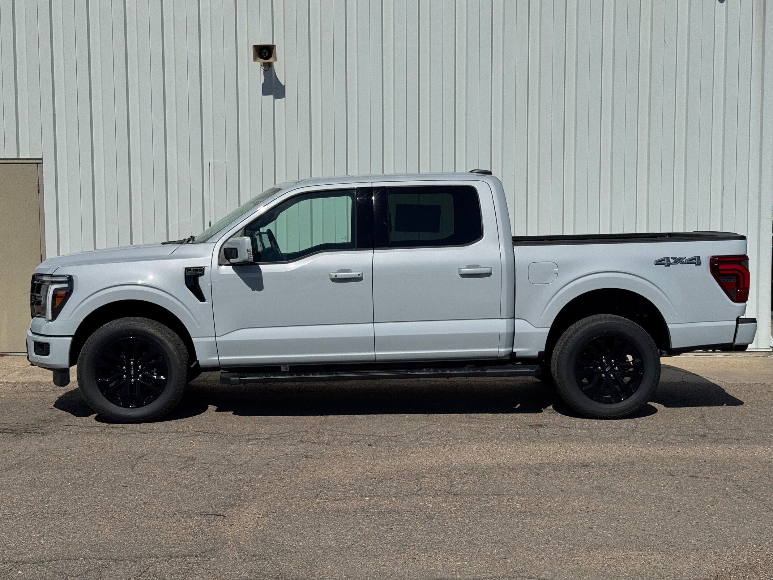 2025 Ford F-150 Lariat photo 2