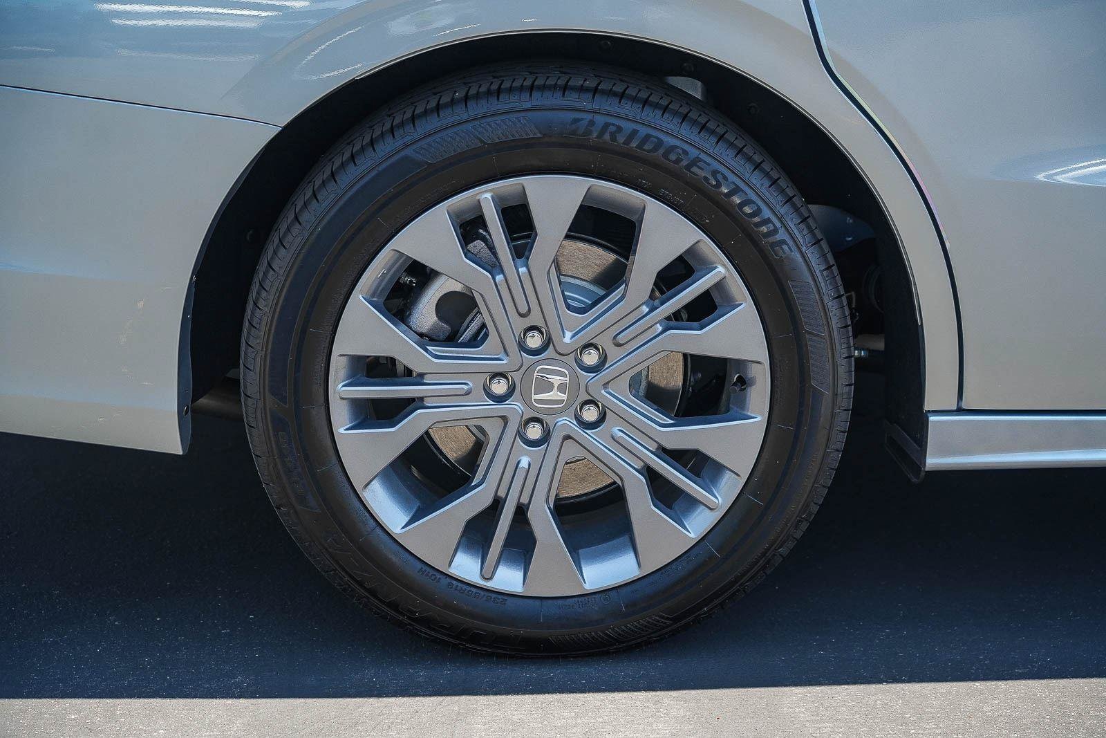 2026 Honda Odyssey Touring - Photo 10