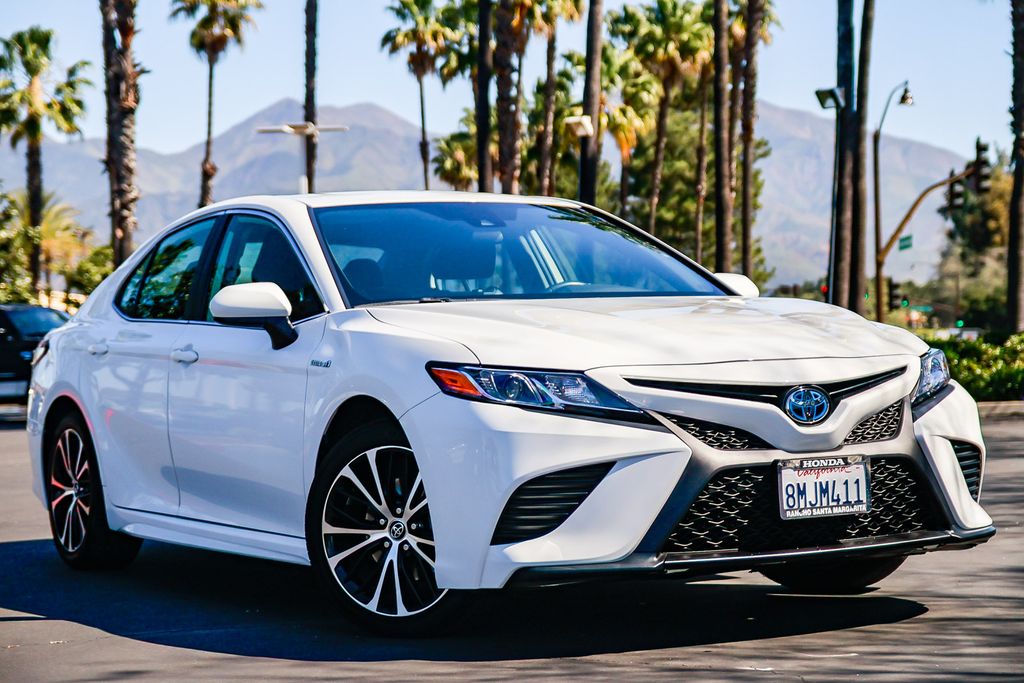 2020 Toyota Camry Hybrid SE