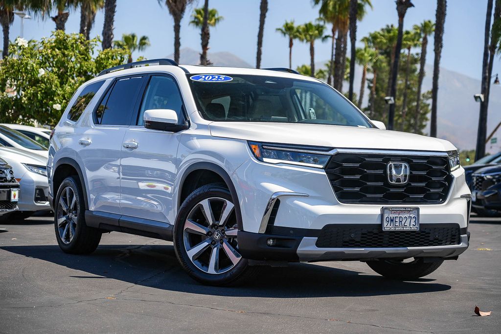 2025 Honda Pilot Touring AWD's photo