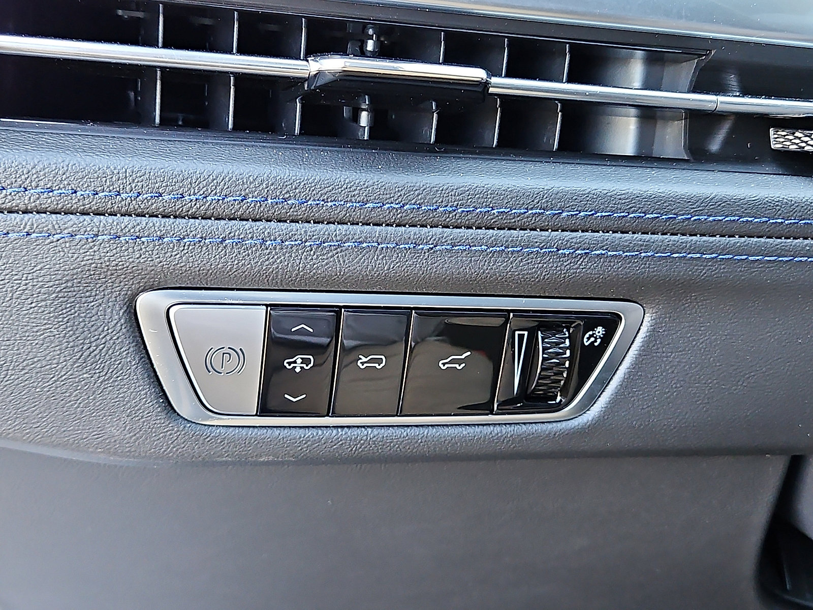 2026 Cadillac Escalade IQL Sport - Photo 13