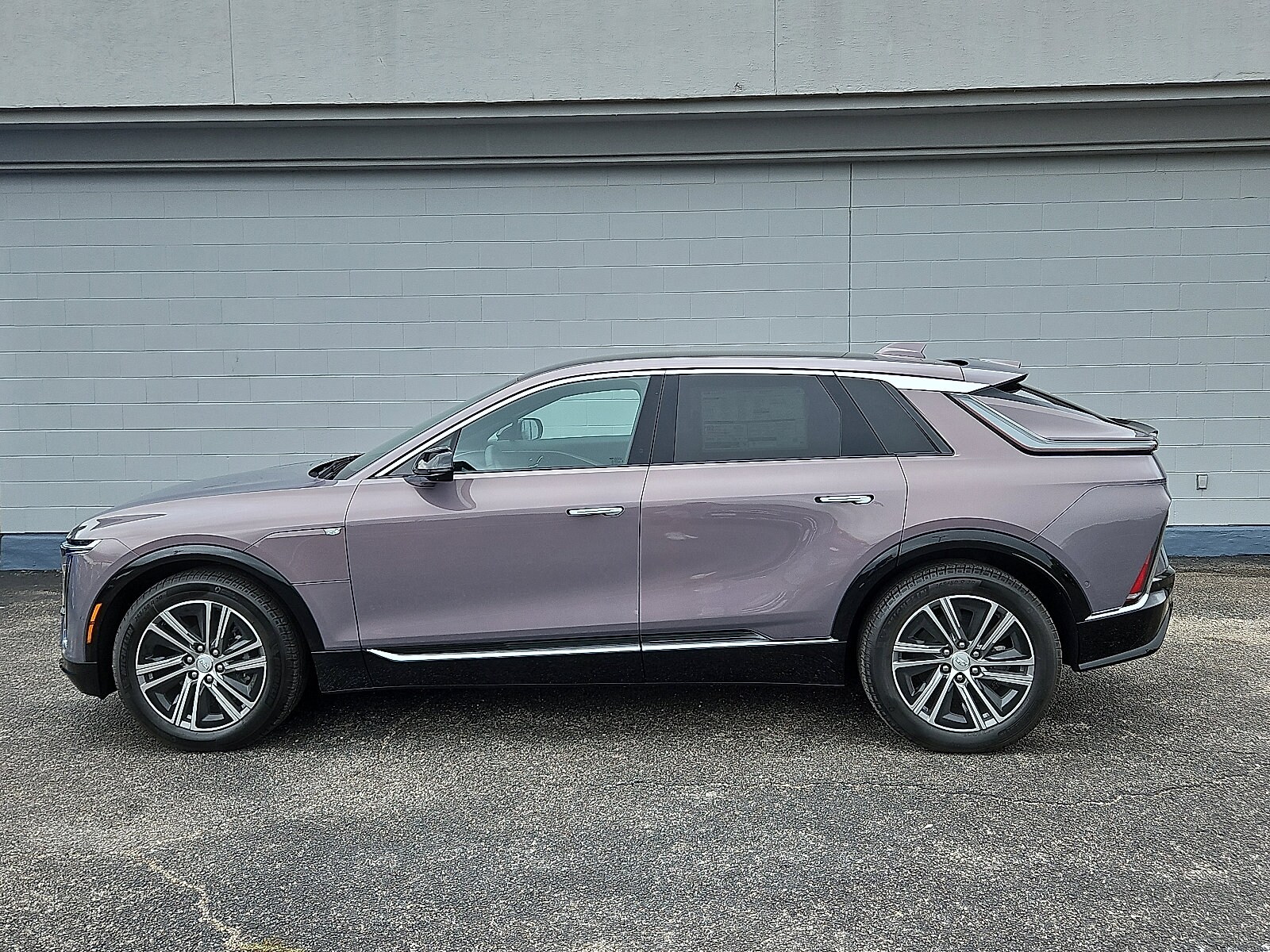 2025 Cadillac Lyriq Luxury photo 2