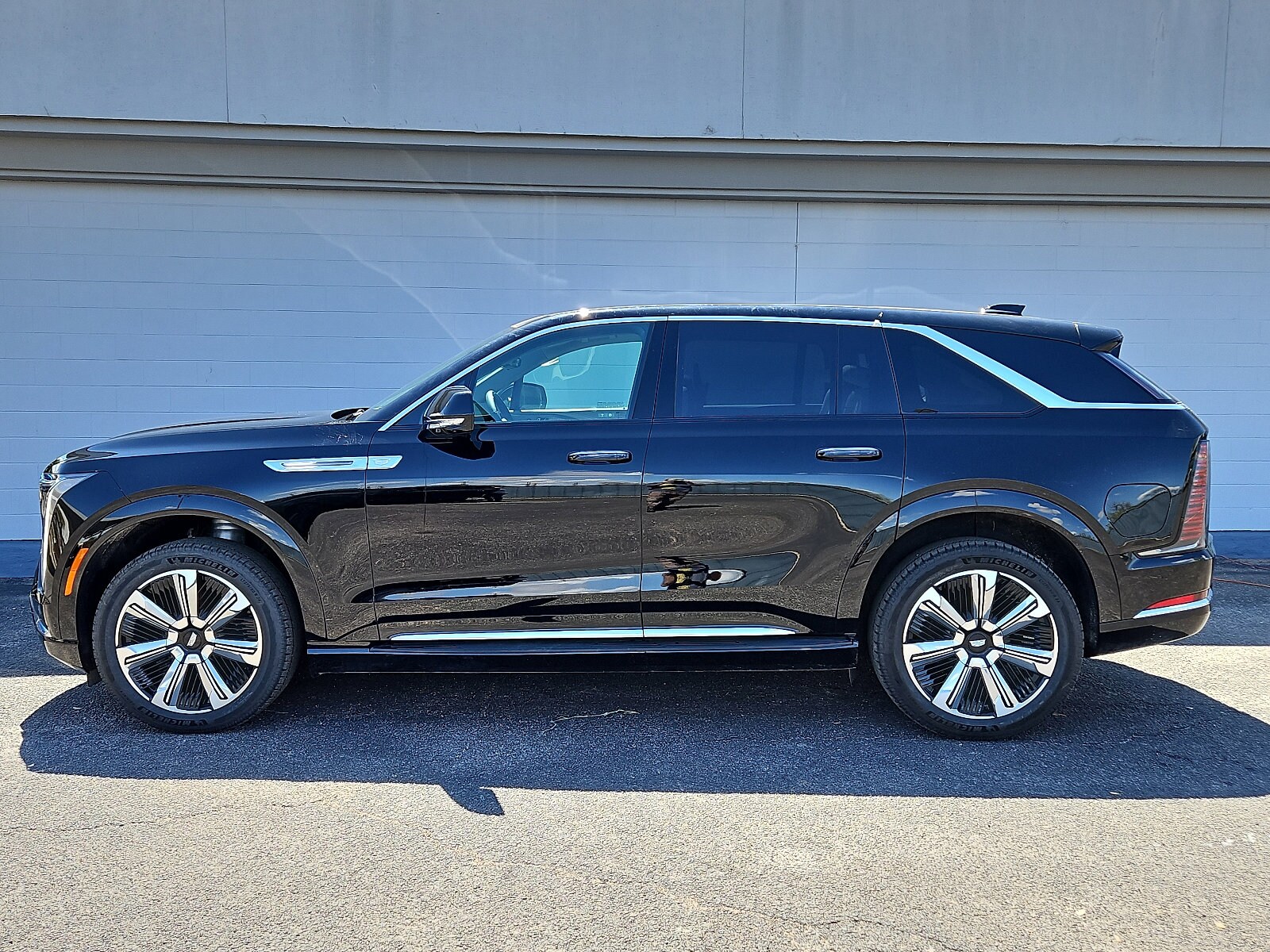 2025 Cadillac Escalade IQ Luxury photo 2