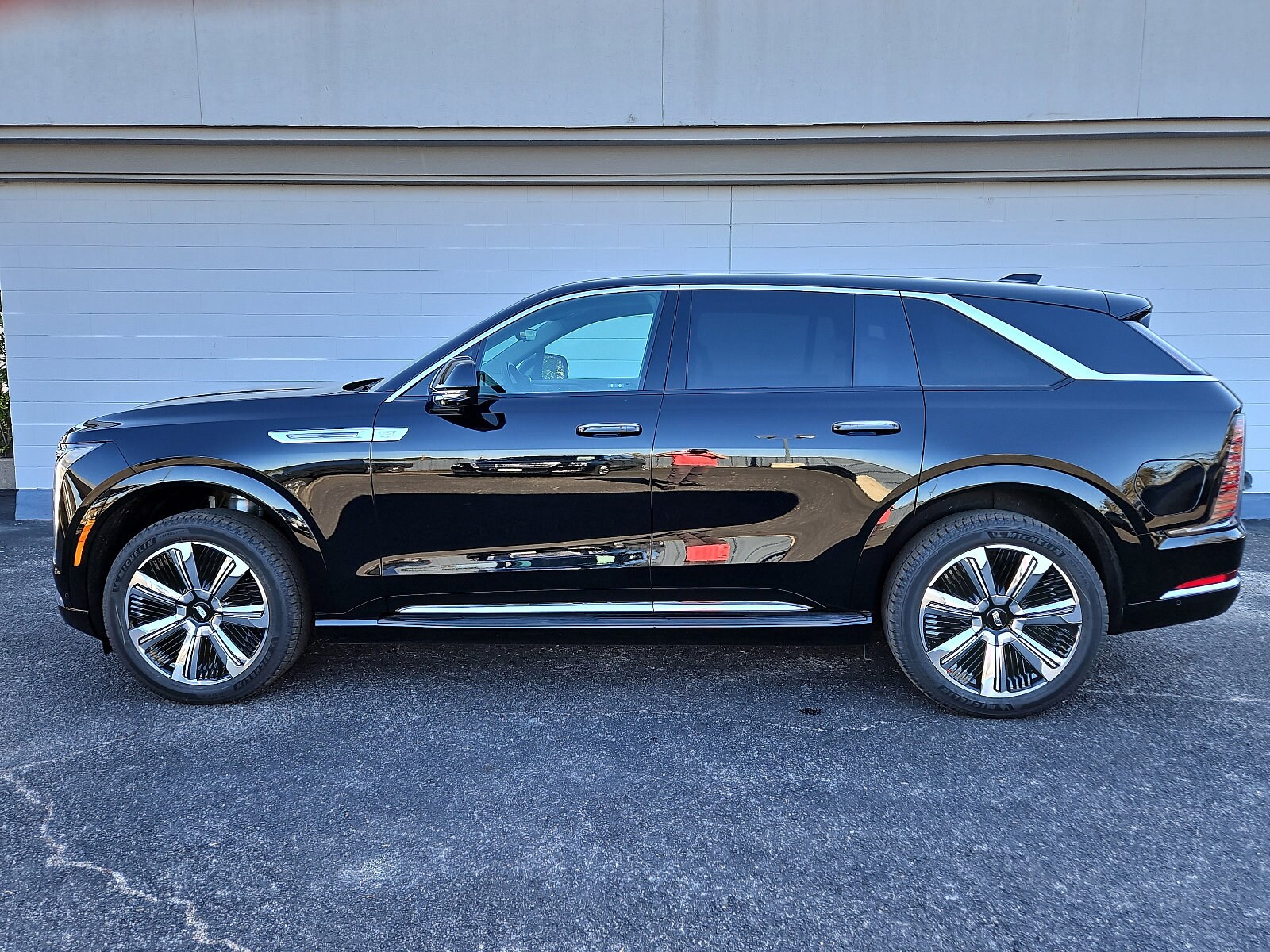 2025 Cadillac Escalade IQ Luxury photo 2