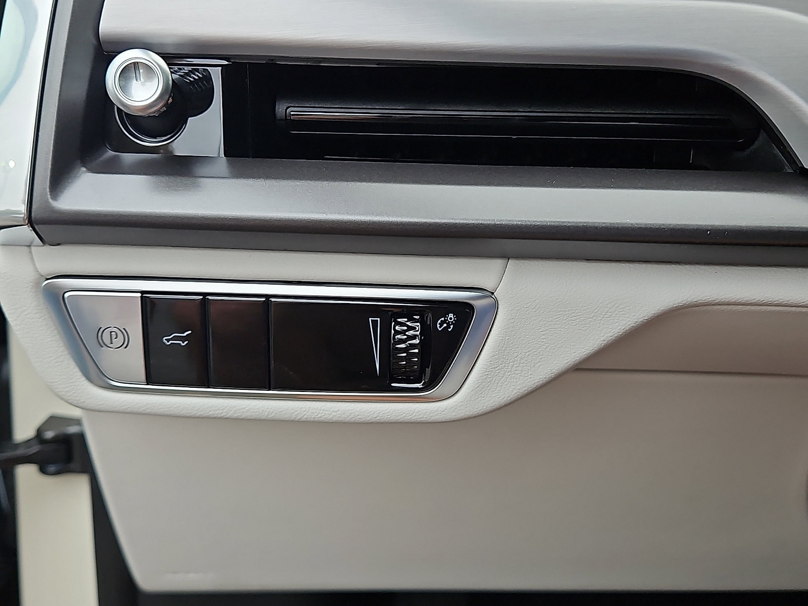 2027 Cadillac VISTIQ Sport - Photo 15