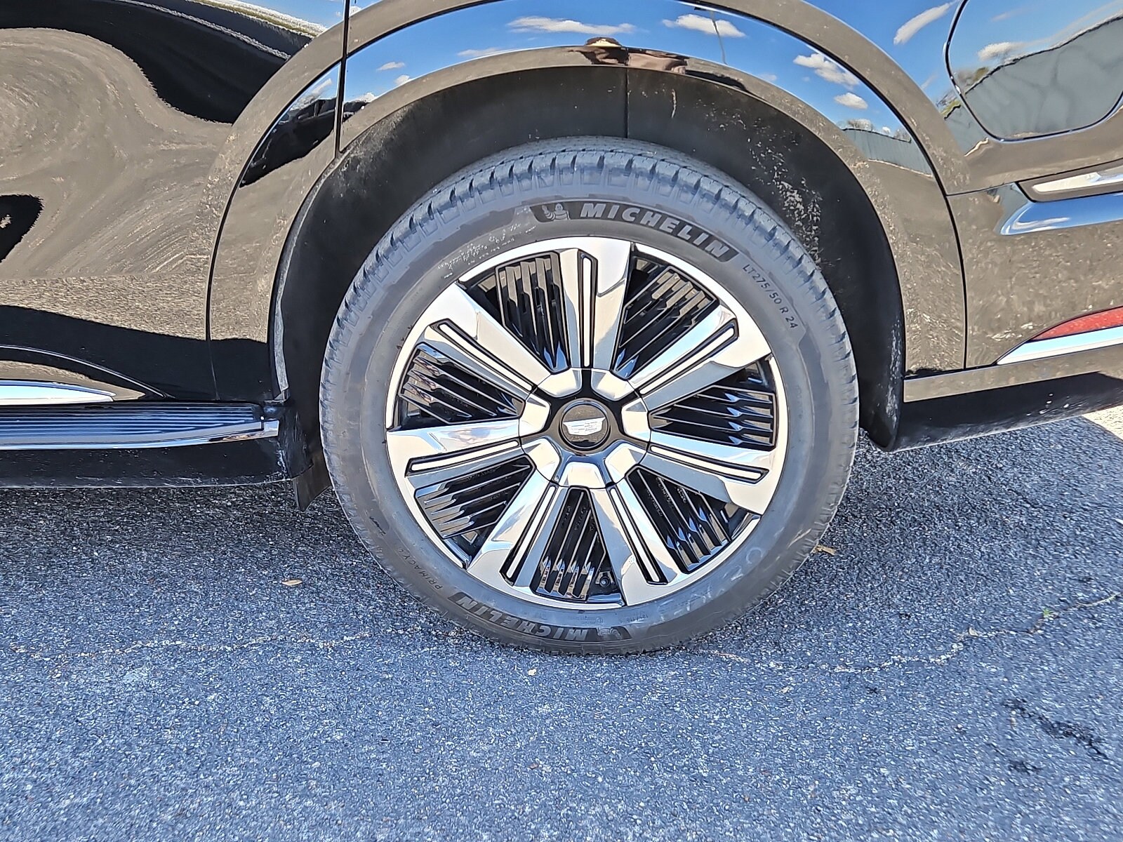 2025 Cadillac Escalade IQ Luxury photo 3