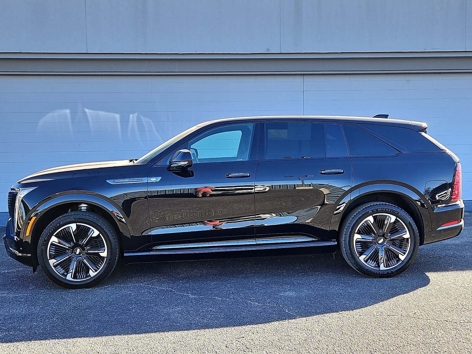 2025 Cadillac Escalade IQ Sport photo 2