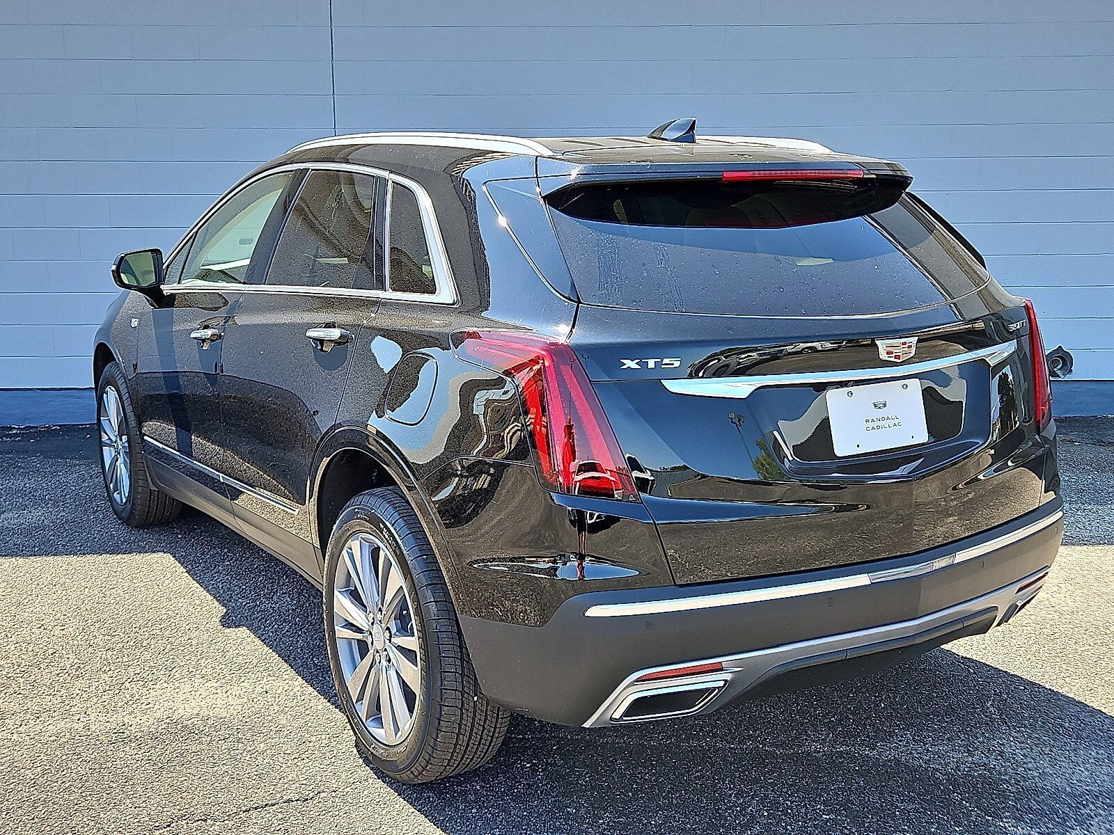 2025 Cadillac XT5 Premium Luxury photo 2