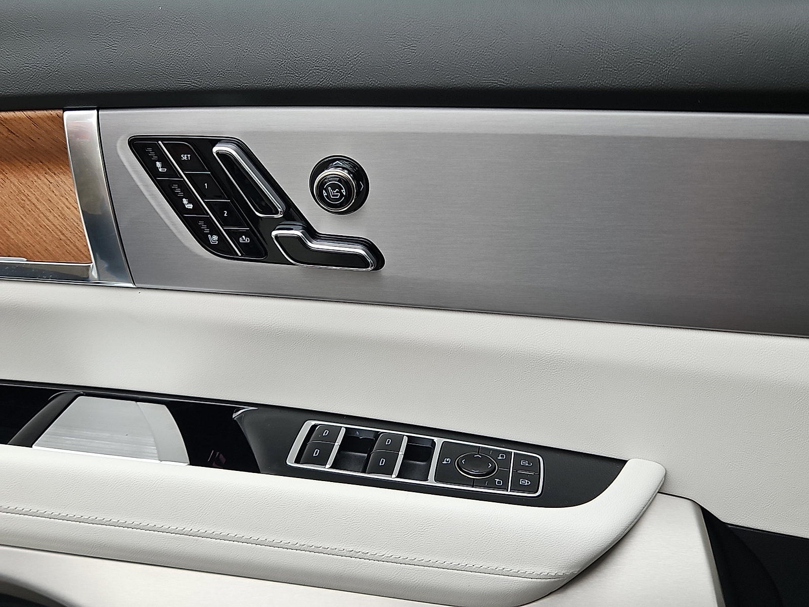2027 Cadillac VISTIQ Sport - Photo 18