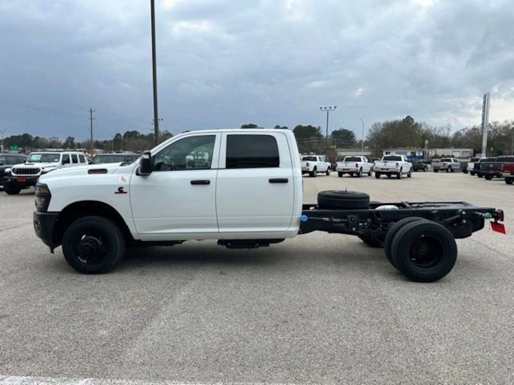 New 2026 Ram 3500 Chassis Cab TRADESMAN CREW 4X4 60' CA Pickup
