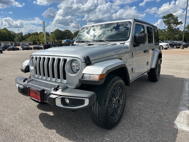 2023 Jeep Wrangler Sahara photo 3