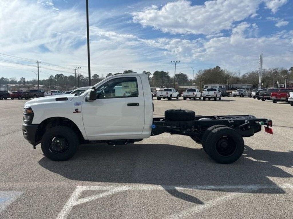 New 2026 Ram 3500 Chassis Cab TRADESMAN REGULAR 4X4 60' CA Pickup