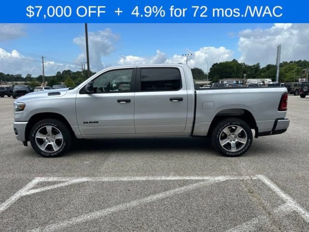 New 2026 Ram 1500 EXPRESS CREW CAB 4X2 5'7 BOX Pickup