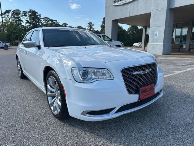 2021 Chrysler 300 Touring's photo